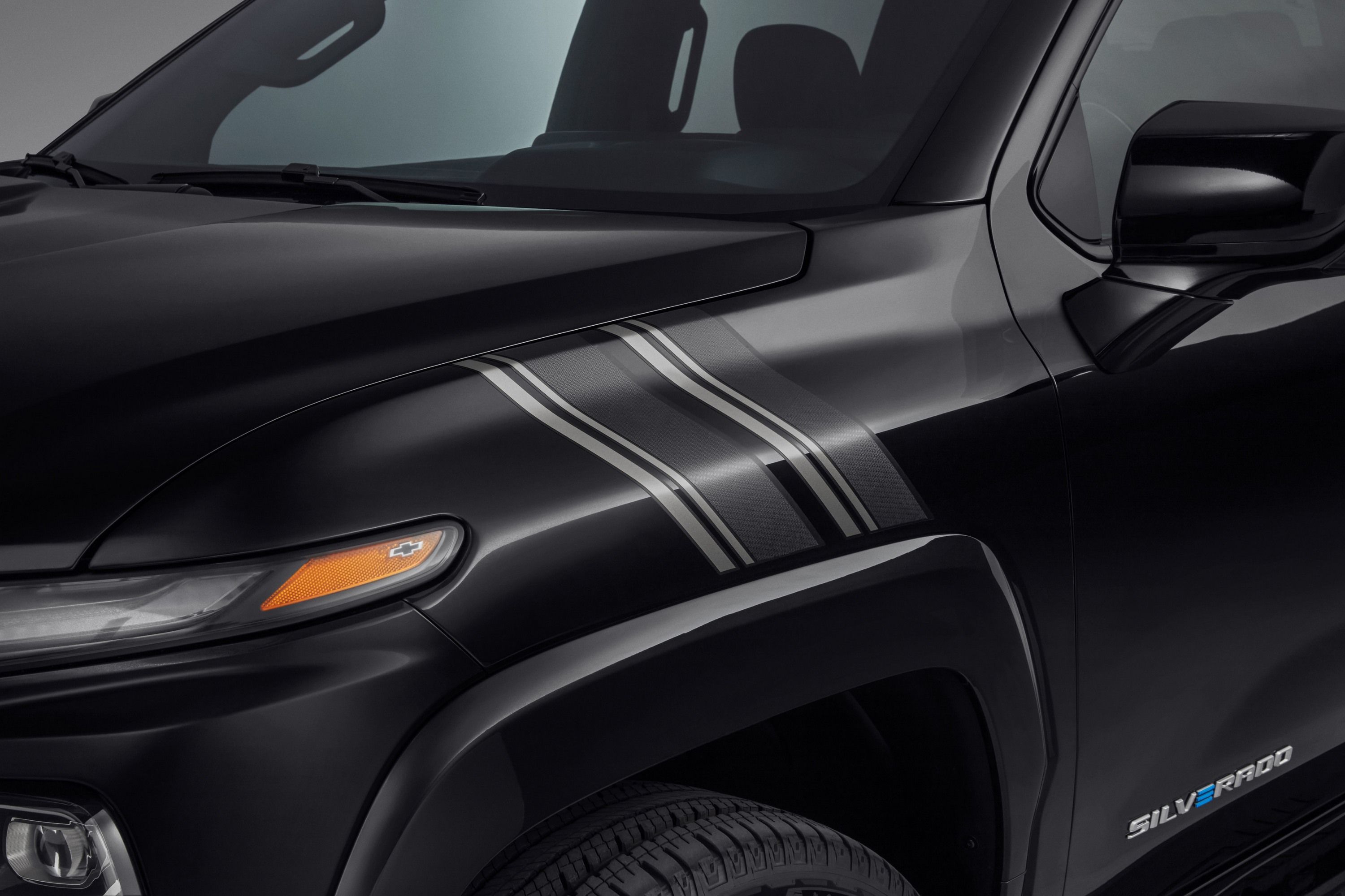 Наклейки на крылья для Chevrolet Silverado EV, черно-серебристые, GM — фото 1