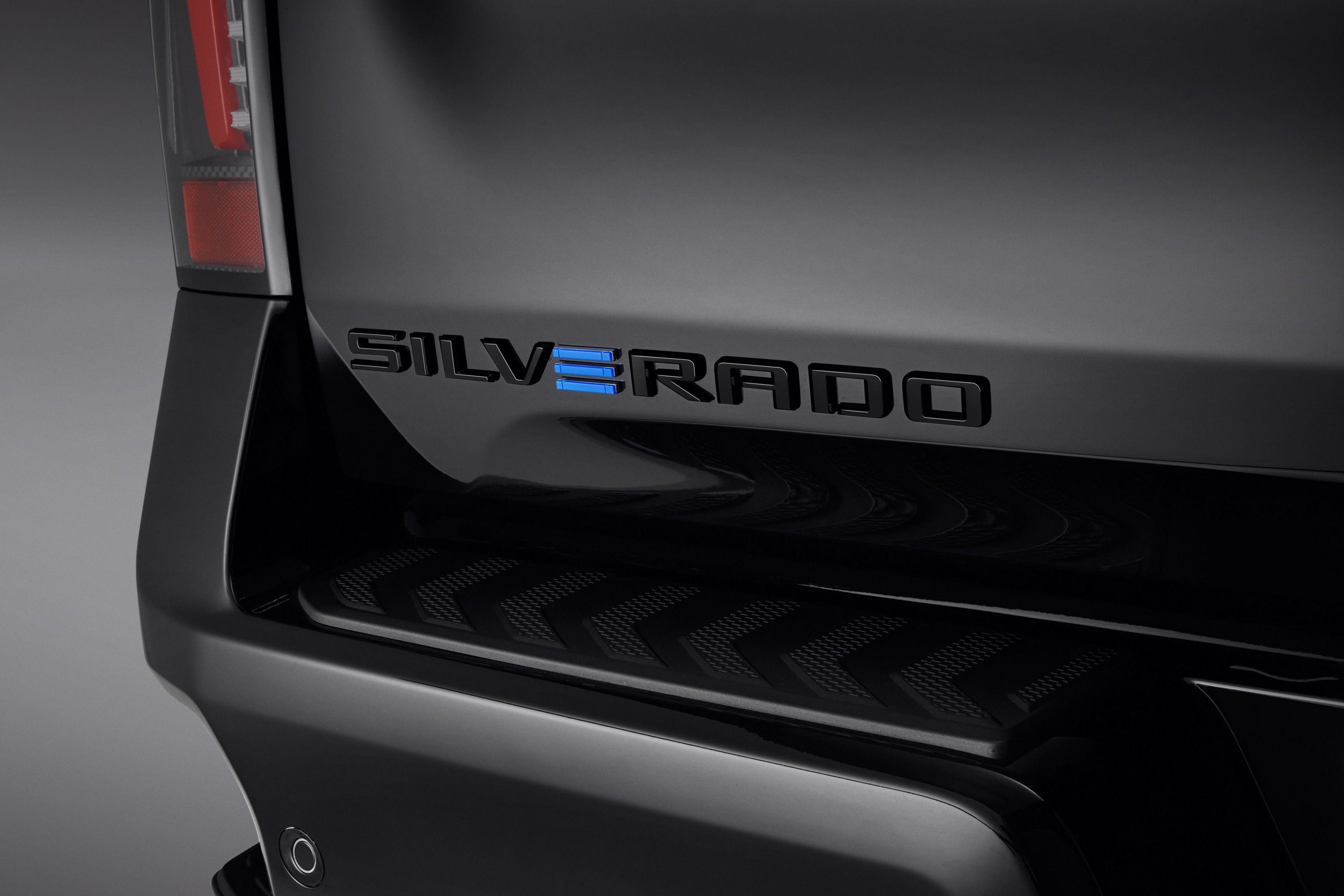 Комплект эмблем Silverado для Chevrolet Silverado EV, черные, GM — фото 1