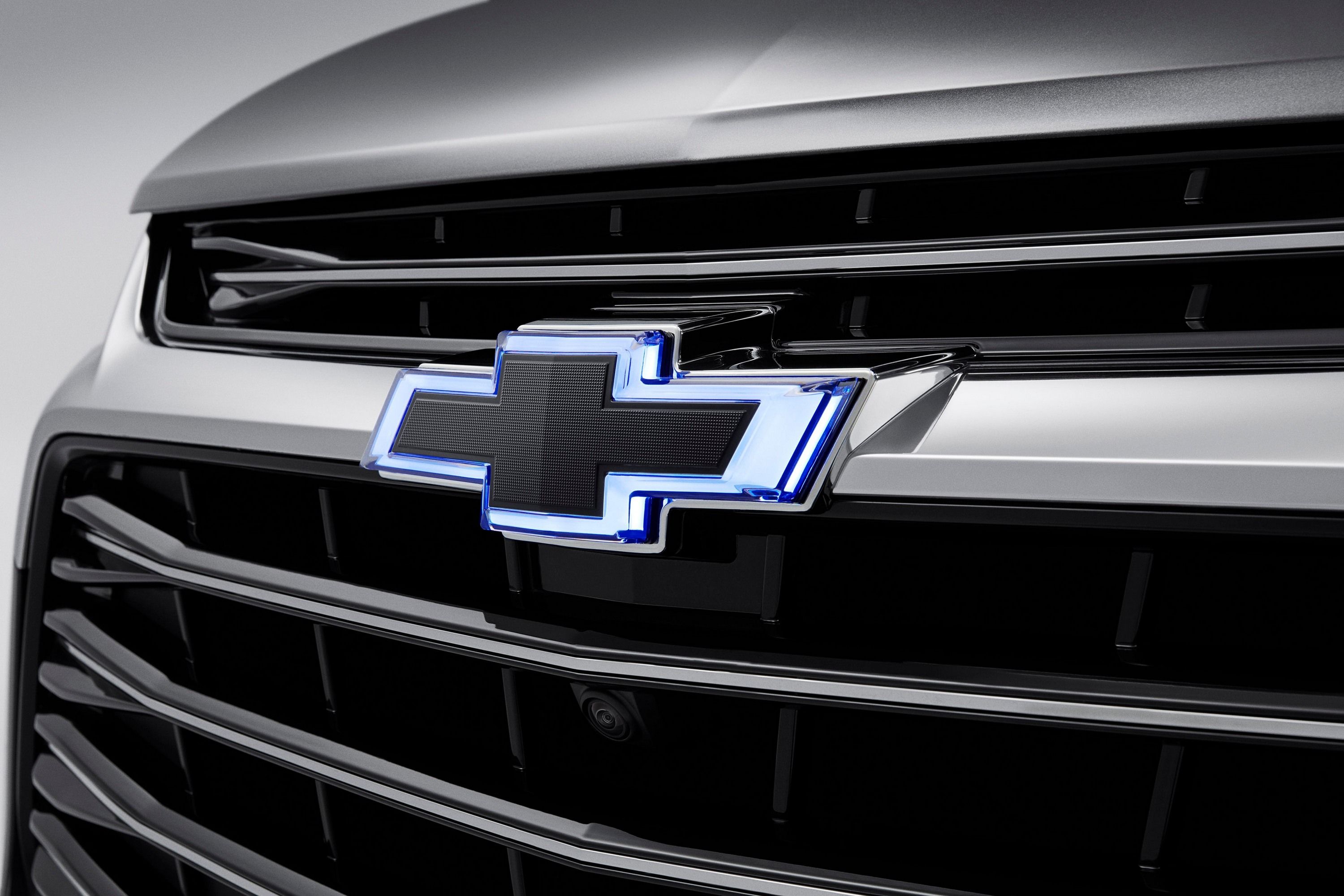 Эмблема Bowtie передняя с подсветкой для Chevrolet Silverado IV (2021–2022), черная, GM — фото 1