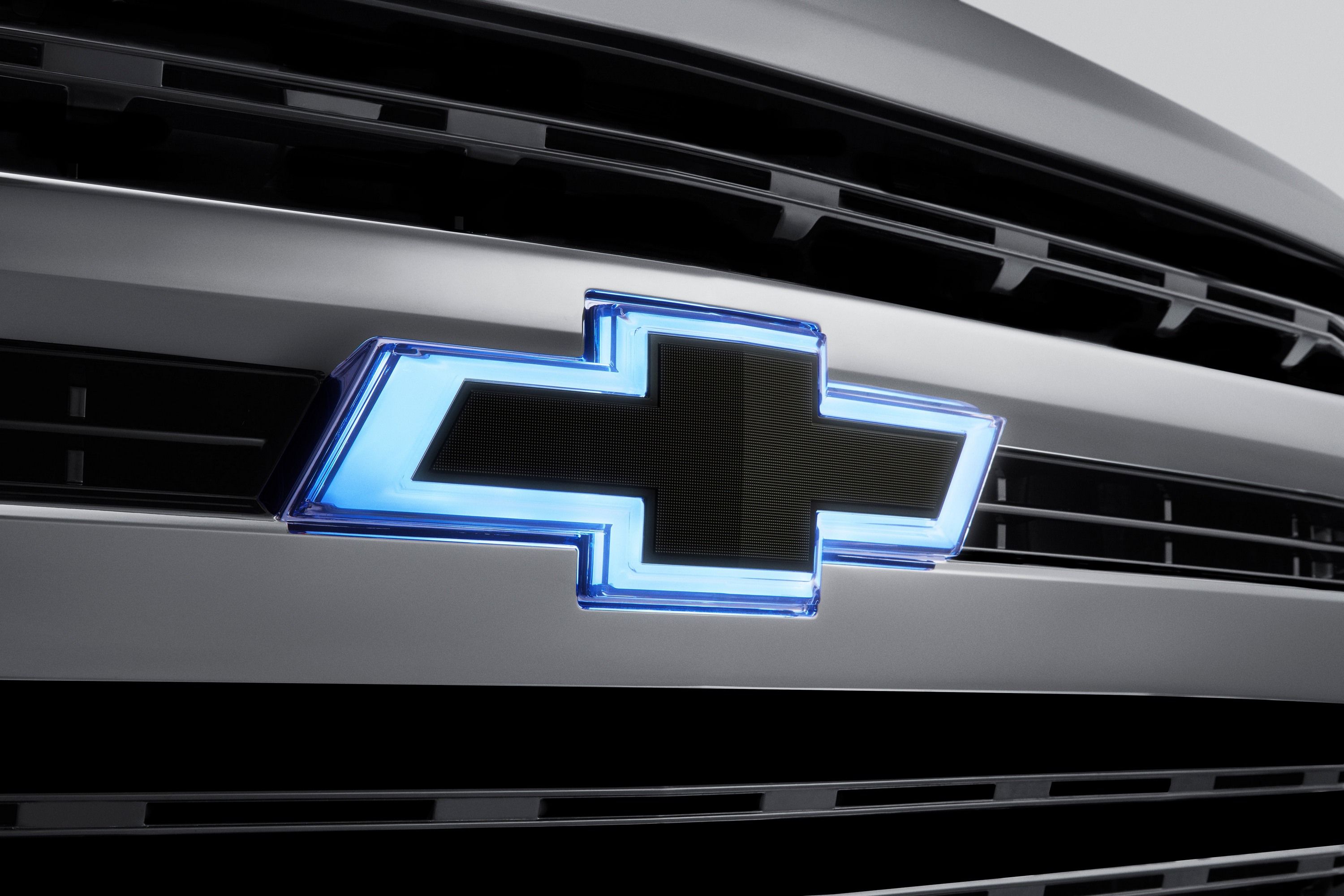 Эмблема Bowtie передняя с подсветкой для Chevrolet Silverado IV (2019–2022), черная, GM — фото 1