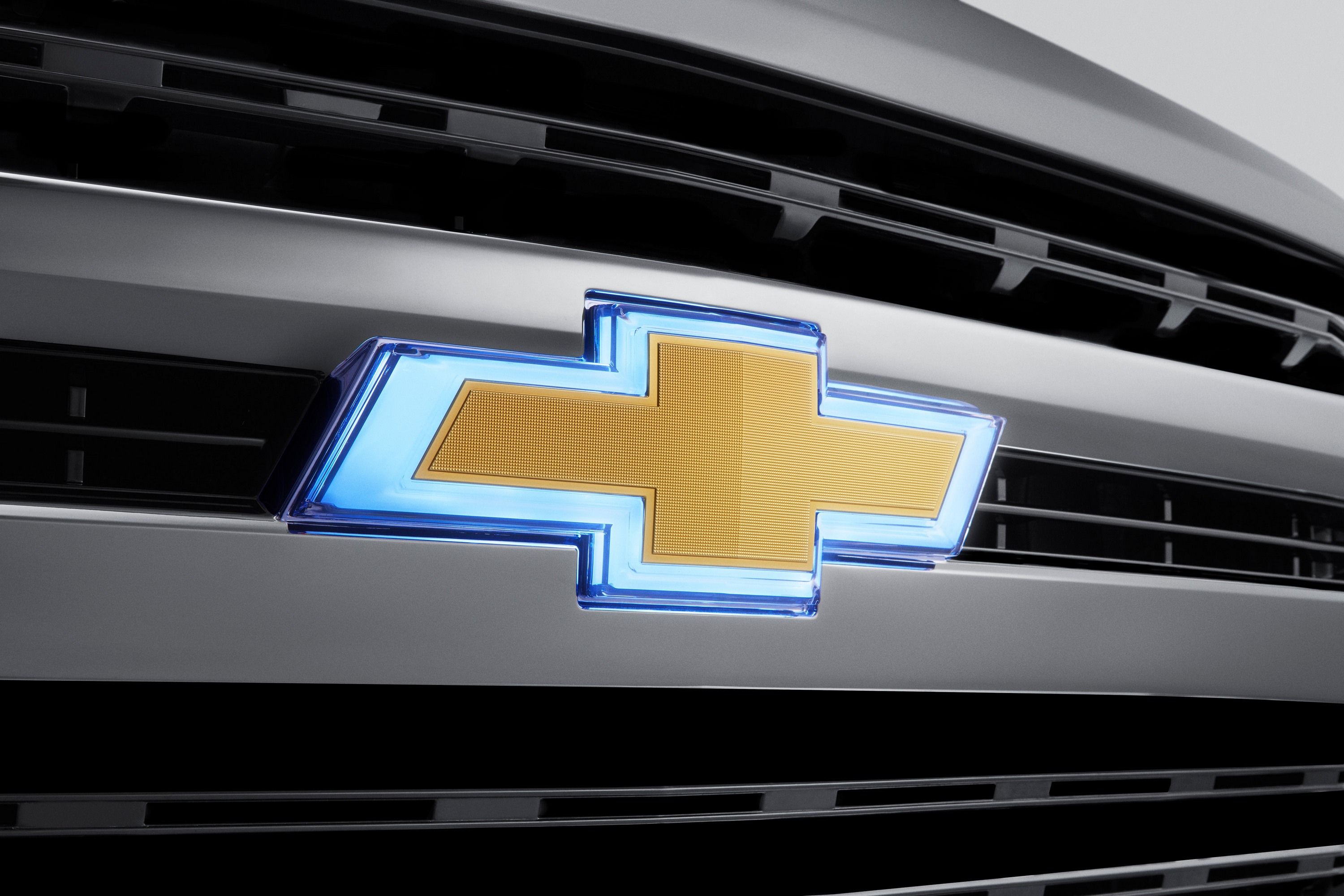Эмблема Bowtie передняя с подсветкой для Chevrolet Silverado IV (2019–2022), золотая, GM — фото 1