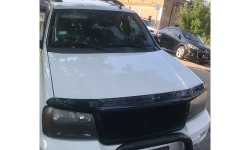 Защитный дефлектор капота BugFlector для Chevrolet Trailblazer 2007-2009 годов выпуска — фото 1