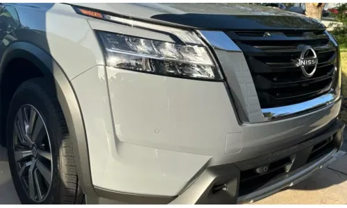 Защитный дефлектор капота AVS Aeroskin защита для Nissan Pathfinder 2022-2025 годов выпуска — фото 1