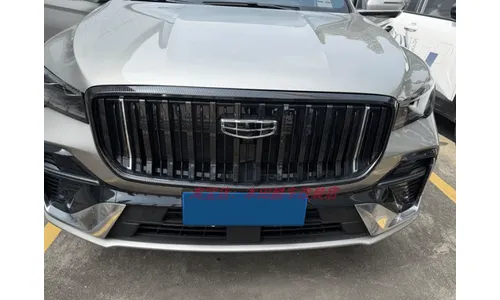 Накладки на ламели решетки радиатора Geely Monjaro 2026-, под карбон — фото 2