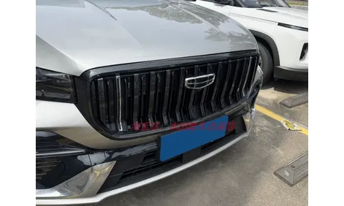 Накладки на ламели решетки радиатора Geely Monjaro 2026-, под карбон — фото 1