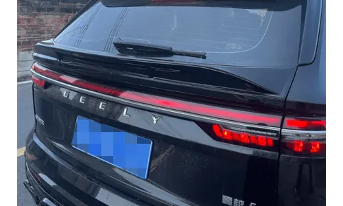 Спойлер под стекло крышки багажника Geely Monjaro 2026- — фото 1