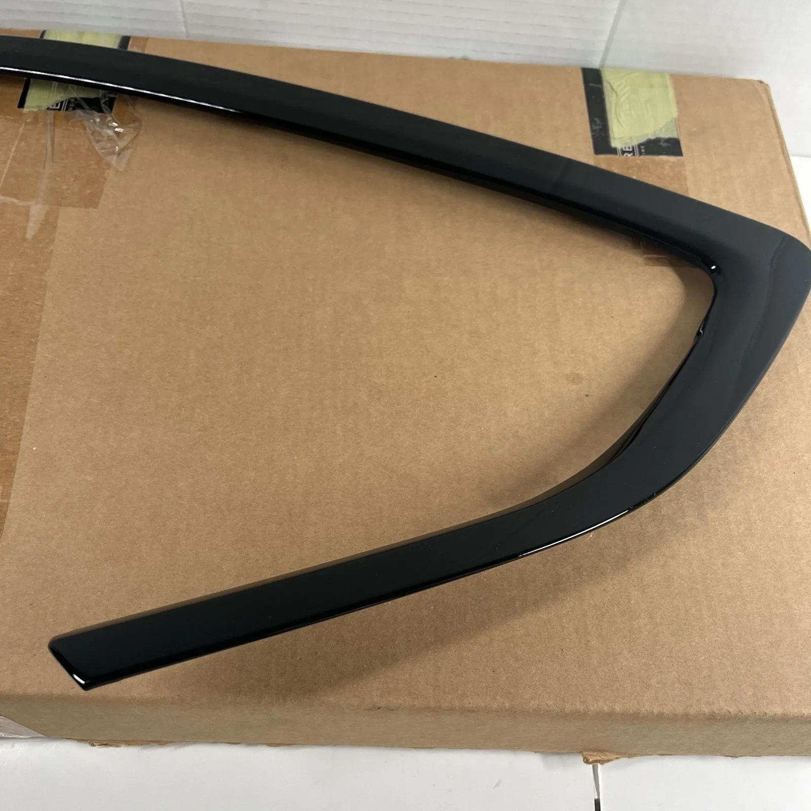 NEW 2015 - 2022 BENTLEY BENTAYGA LEFT SIDE REAR WINDOW MOLDING 36A853084B OEM — фото 1