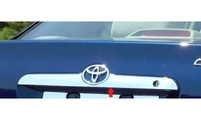 TOYOTA COROLLA 2003-2008 ХРОМИРОВАННЫЙ МОЛДИНГ ЗАДНЕГО БАГАЖНИКА ИЗ НЕРЖАВЕЮЩЕЙ СТАЛИ — фото 1