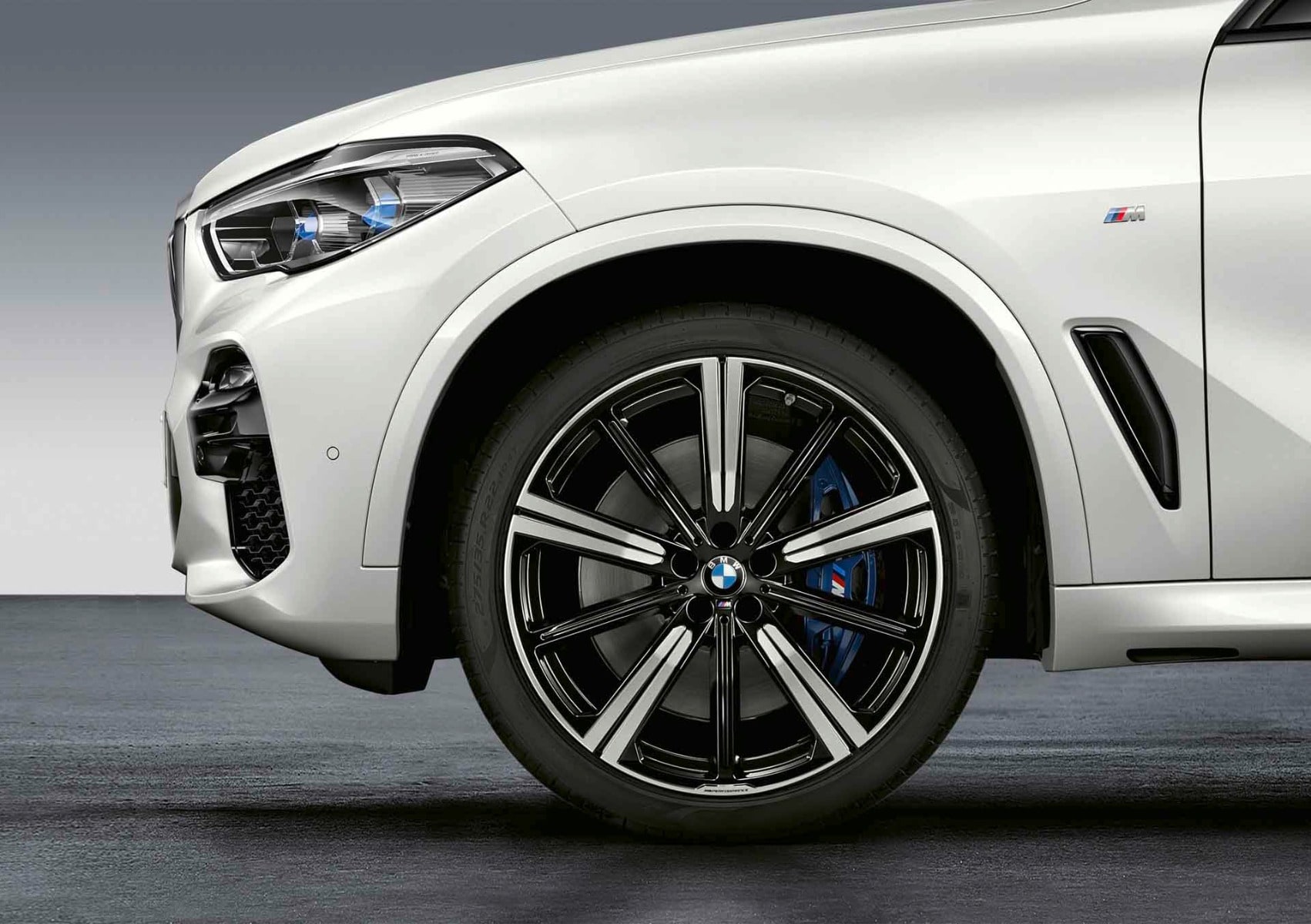 Комплект летних колёс M Performance звездообразные спицы 749M 22 дюймов для BMW X5 G05 и X6 G06, оригинал — фото 1