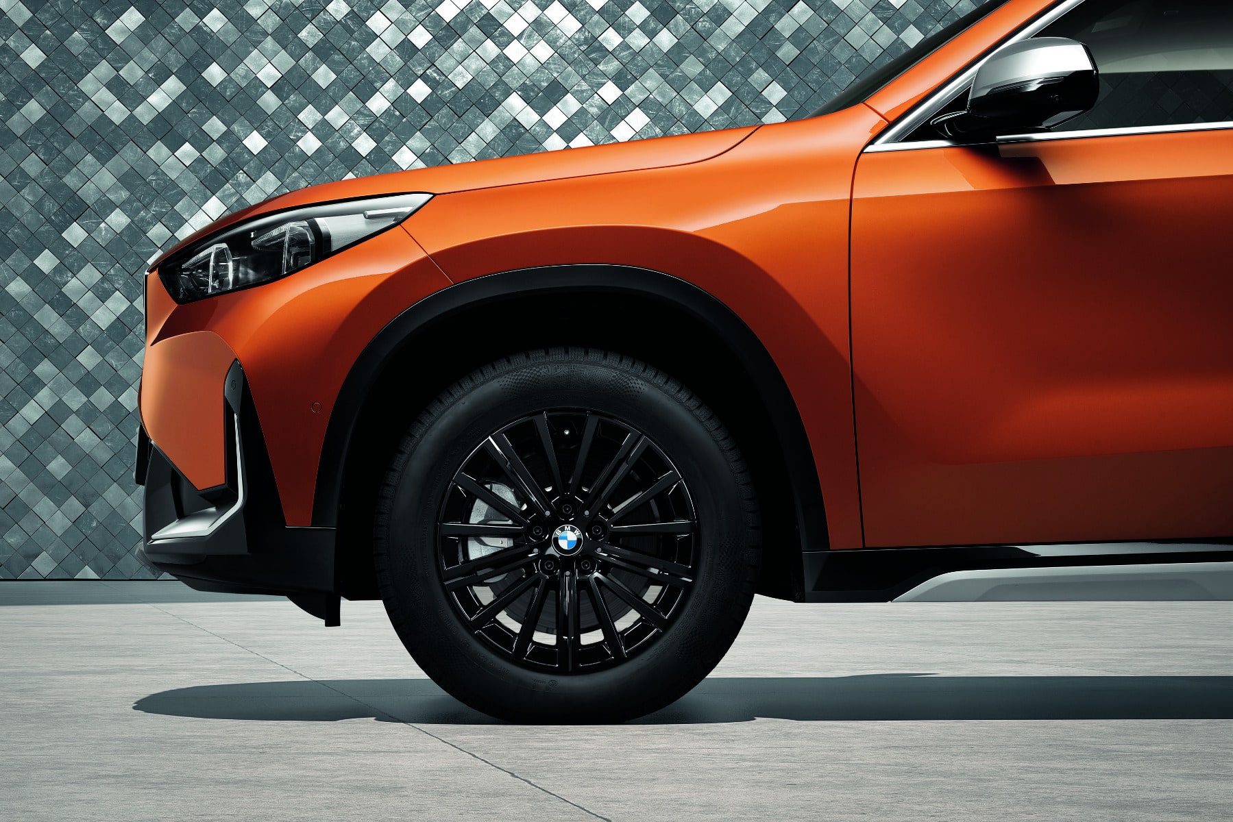 Диск колесный V-образные спицы 833, Jet Black, однотонный черный, 7,0J×17, ET41 для BMW X1 U11, оригинал — фото 1