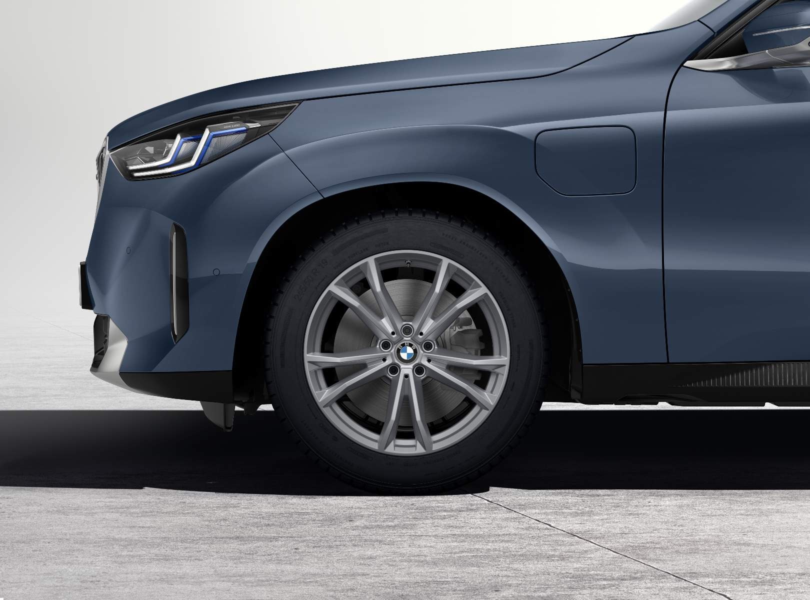 Диск колесный сдвоенные спицы 903, Refined Silver, серебристый, 8,5J×19, ET26 для BMW 7-й серии G70 и X3 G45, оригинал — фото 1