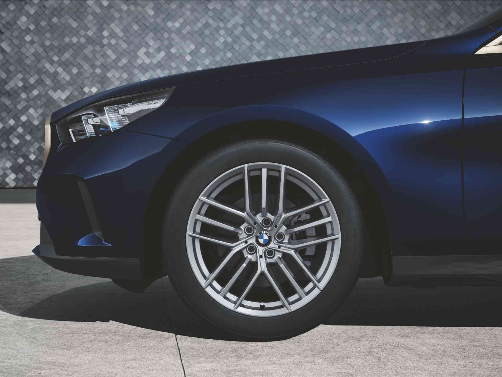 Диск колесный тройные спицы 933, Refined Silver, серебристый, 10,0J×19, ET46 для BMW 5-й серии G60/G61, оригинал — фото 1