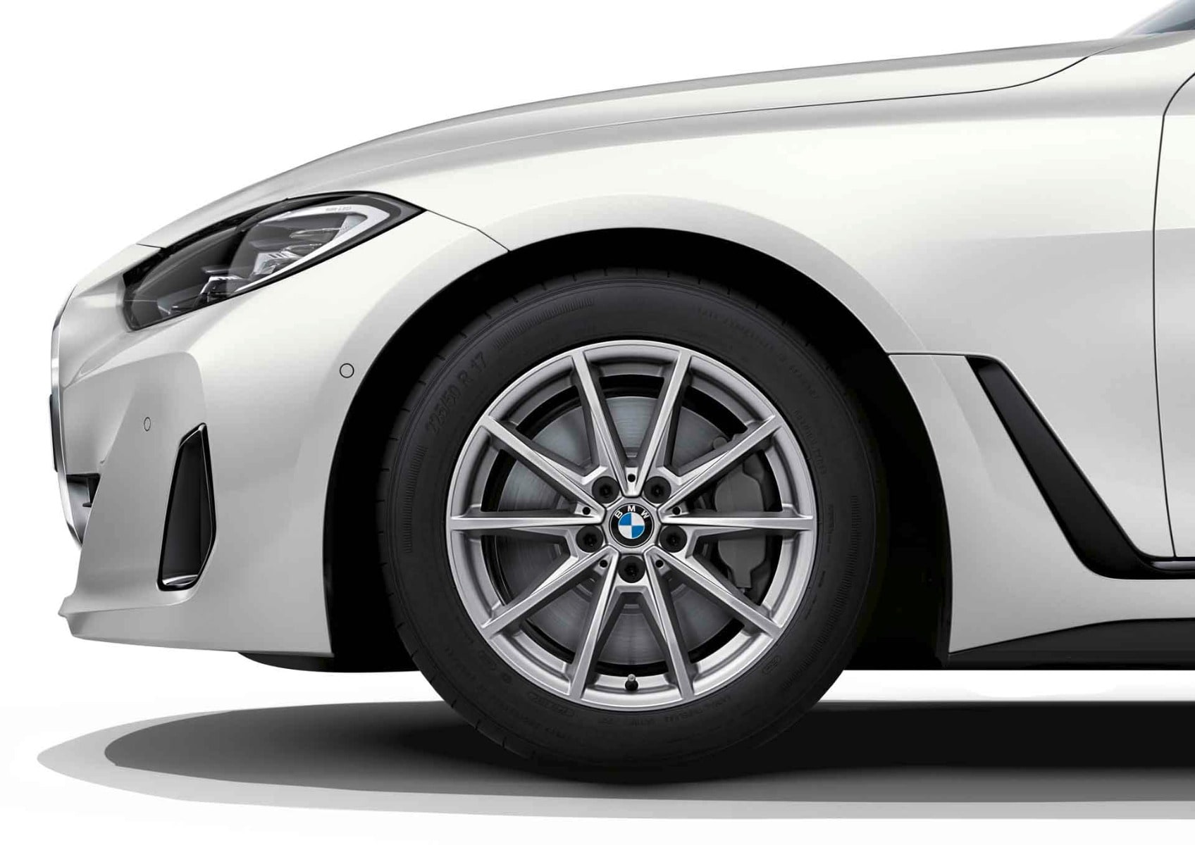 Колесо зимнее в сборе, V-образные спицы 851, 7,5J×17 ET30, с шиной 225/55 R17 для BMW 4-й серии G26, Refined Silver (серебристый), оригинал — фото 1
