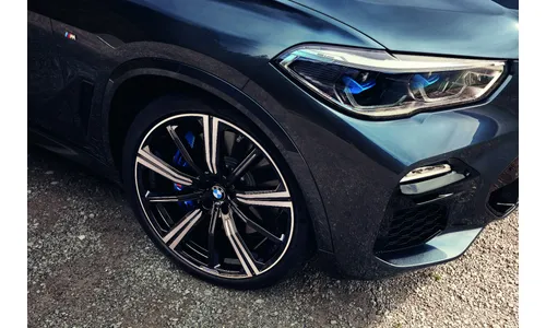 Комплект летних колёс M Performance звездообразные спицы 749M 22 дюймов для BMW X5 G05 и X6 G06, оригинал — фото 1