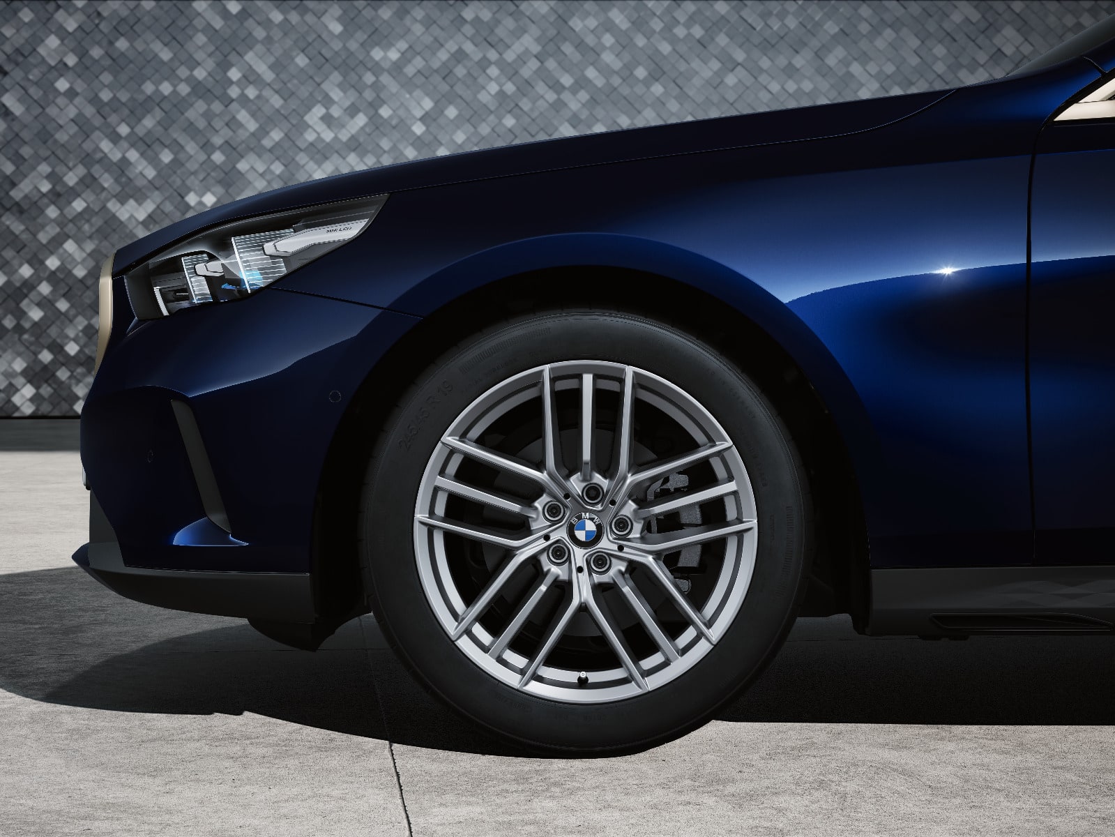 Колесо зимнее в сборе, 8,5J×19 ET29, с шиной 245/45 R19 для BMW 5-й серии G60/G61, Refined Silver (серебристый), оригинал — фото 1