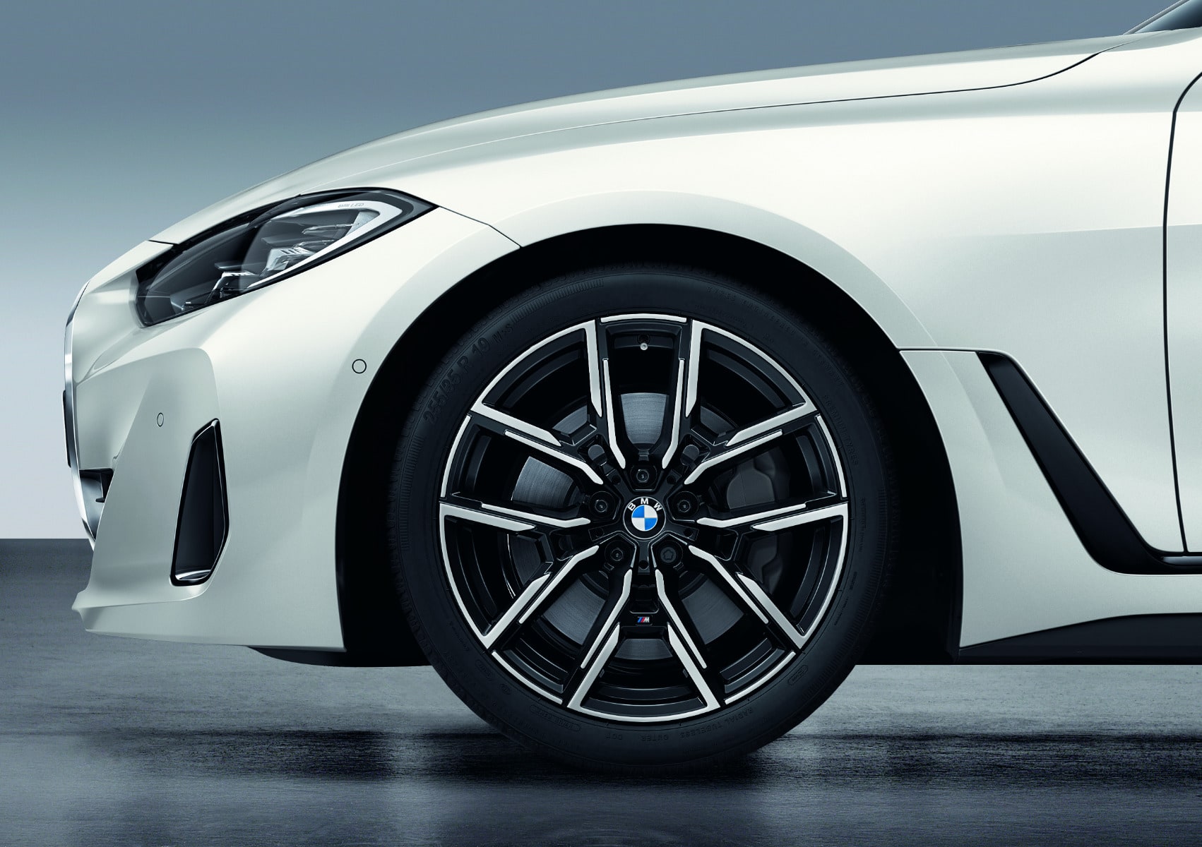 Комплект летних колёс Y-образные спицы 859M 19 дюймов для BMW 4-й серии G26 и i4 G26, оригинал — фото 1