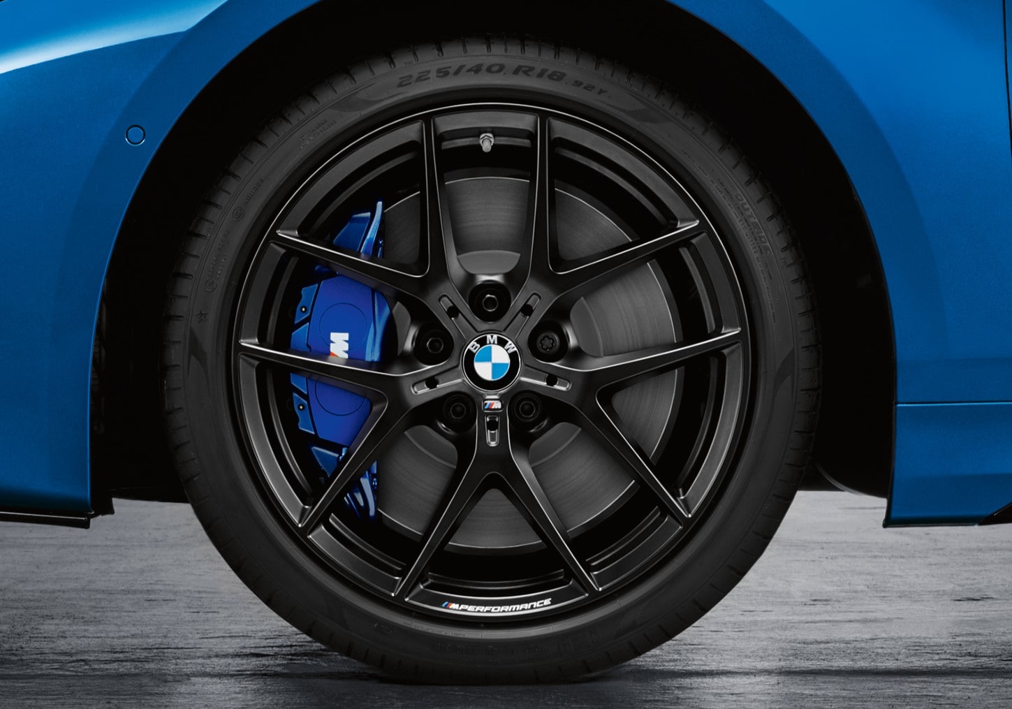 Комплект летних колёс M Performance Y-образные спицы 554M 18 дюймов для BMW 1-й серии F70 и 2-й серии F74, оригинал — фото 1