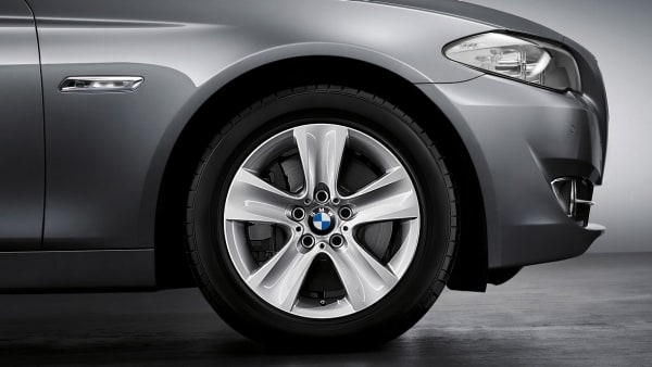 Диск колесный звездообразные спицы 327, серебристый, 8,0J×17, ET30 для BMW 5-й серии F10/F11 и 6-й серии F12/F13/F06, оригинал — фото 1