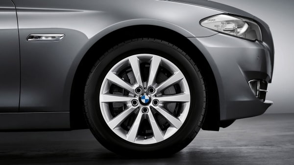 Диск колесный V-образные спицы 328, серебристый, 8,0J×18, ET30 для BMW 5-й серии F10/F11 и 6-й серии F12/F13/F06, оригинал — фото 1