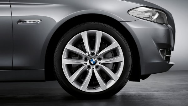 Диск колесный V-образные спицы 331, серебристый, 8,5J×19, ET33 для BMW 5-й серии F10/F11 и 6-й серии F12/F13/F06, оригинал — фото 1