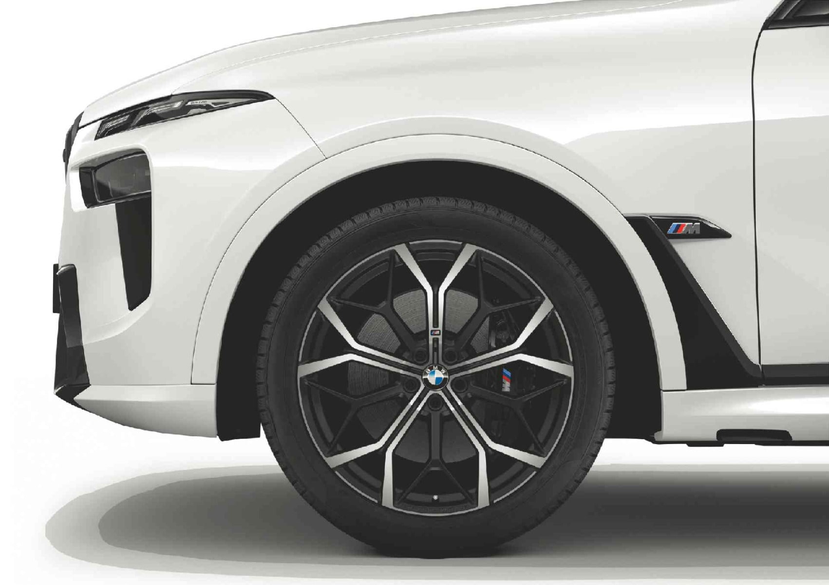 Диск колесный M Performance Y-образные спицы 785M, двухцветный (Jet Black, матовый черный, с глянцево-полированной лицевой поверхностью), 10,5J×22, ET43 для задней оси BMW X7 G07, оригинал — фото 1