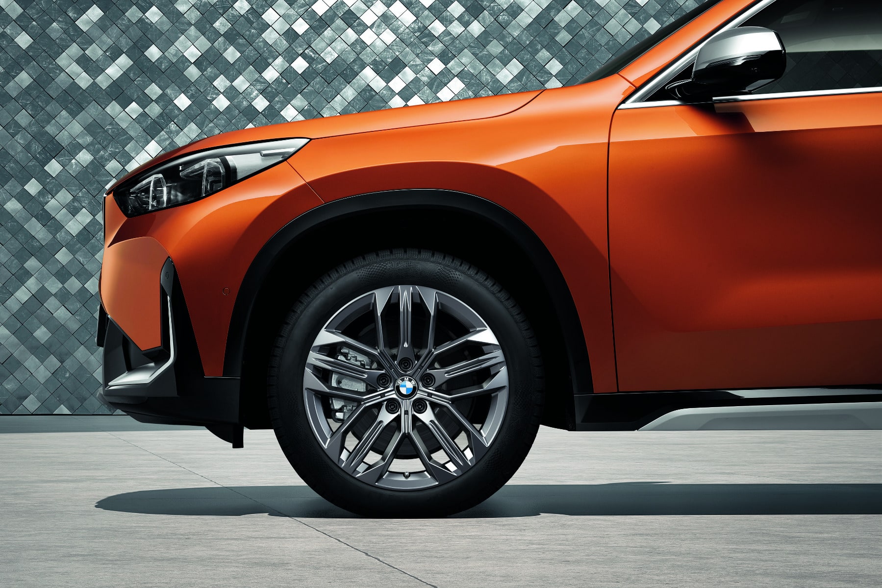 Диск колесный сдвоенные спицы 879, Gunmetal Grey, 6,5J×18, ET41 для BMW X1 U11 и X2 U10, оригинал — фото 1