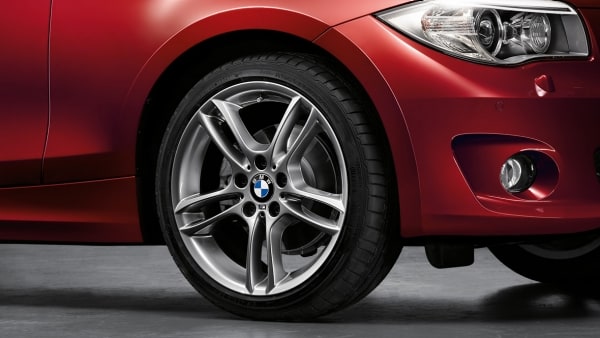 Диск колесный M сдвоенные спицы 261, Ferric Grey, 7,5J×18, ET49 для BMW 1-й серии E81/E87/E82, оригинал — фото 1