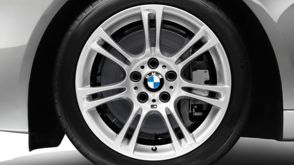 Диск колесный M сдвоенные спицы 350, серебристый, 9,0J×18, ET44 для BMW 5-й серии F10 и 6-й серии F12/F13/F06, оригинал — фото 1