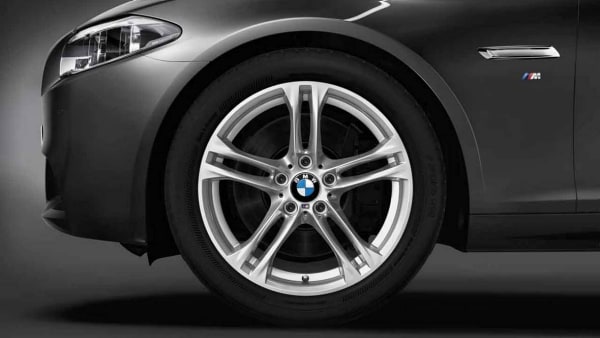 Диск колесный M сдвоенные спицы 613, серебристый, 9,0J×18, ET44 для BMW 5-й серии F10 и 6-й серии F12/F13/F06, оригинал — фото 1