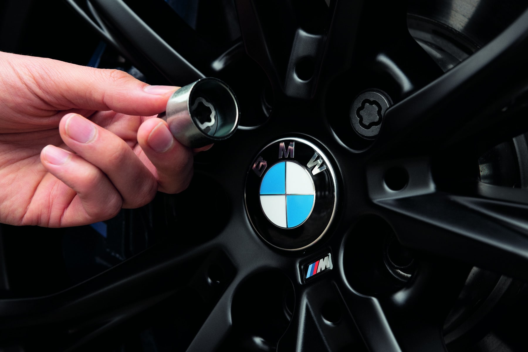 Комплект секретных колёсных болтов для BMW 7-серии G70, iX i20, X3 M F97, X4 M F98, X5 G05/F95, X6 G06/F96, X7 G07 и XM G09, оригинал — фото 1