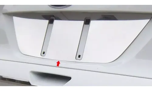 FORD ESCAPE 2013-2016 НЕРЖАВЕЮЩАЯ СТАЛЬ ПОЛИРОВАННАЯ ХРОМИРОВАННАЯ ОТДЕЛКА НОМЕРНОГО ЗНАКА — фото 1