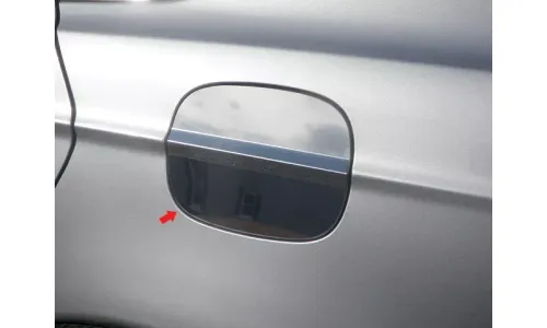 Накладка на дверь бака QAA нержавеющая хромированная отделка для Ford Fusion 2013-2020 — фото 1