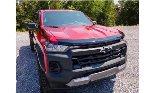 Защитный дефлектор капота AVS AeroSkin защита для Chevrolet Colorado 2023-24 годов выпуска — фото 1