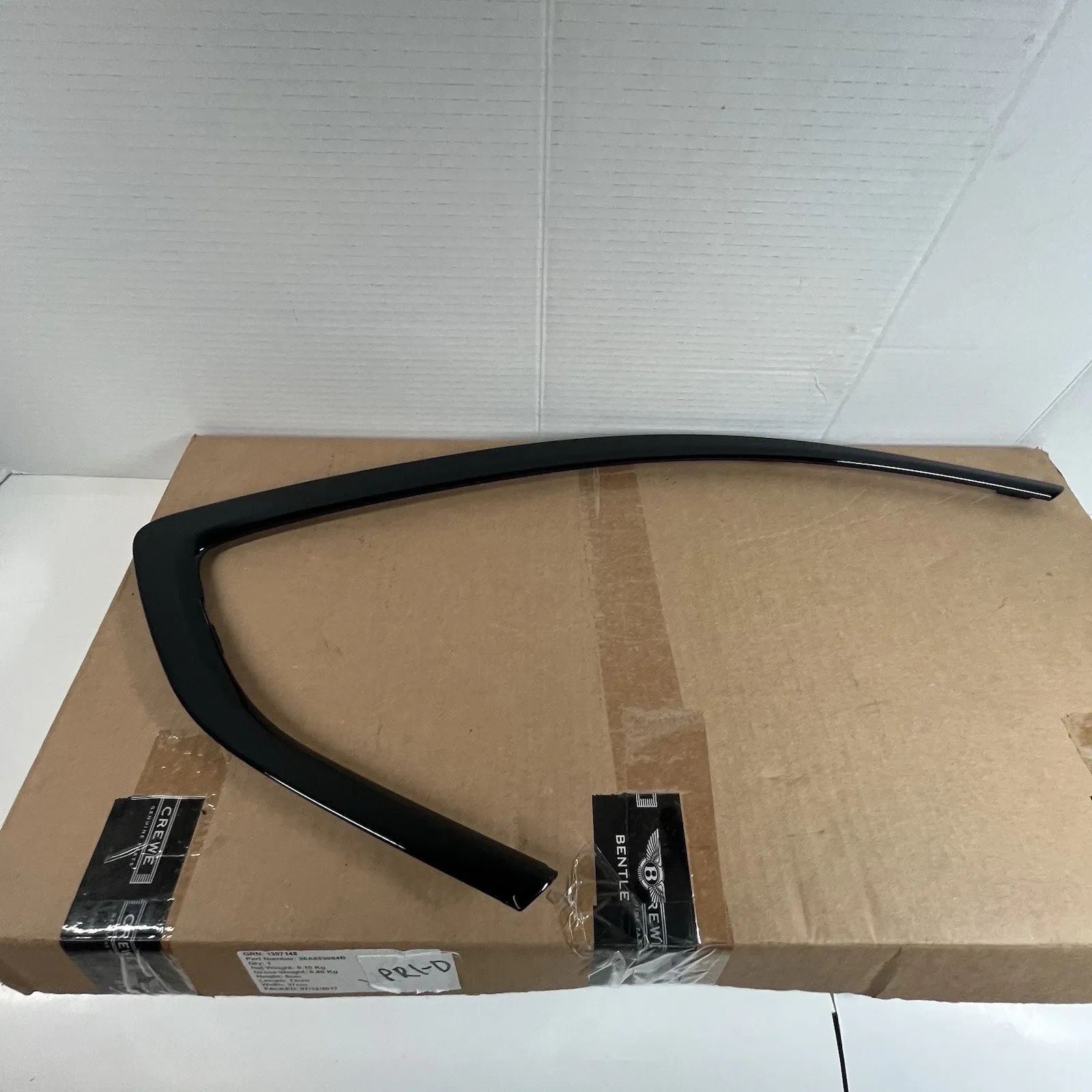 NEW 2015 - 2022 BENTLEY BENTAYGA RIGHT REAR WINDOW MOLDING 36A853084B OEM — фото 1