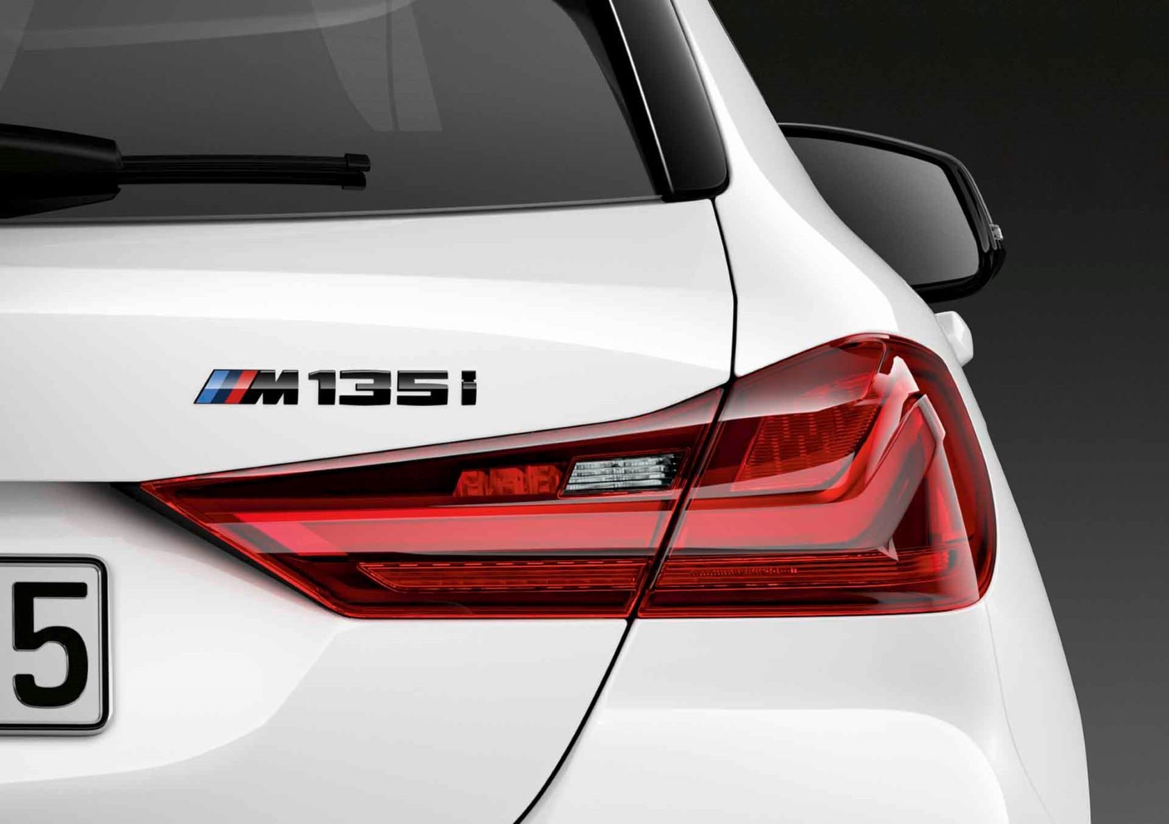 Эмблема M135i чёрная глянцевая для BMW 1-серии F40, оригинал — фото 1