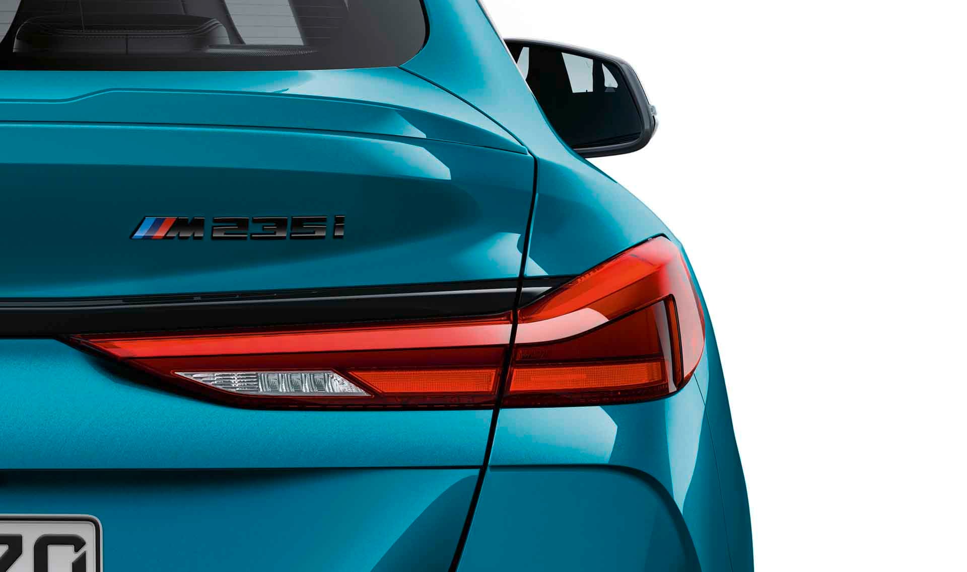 Эмблема M235i чёрная глянцевая для BMW 2-серии Gran Coupe F44, оригинал — фото 1