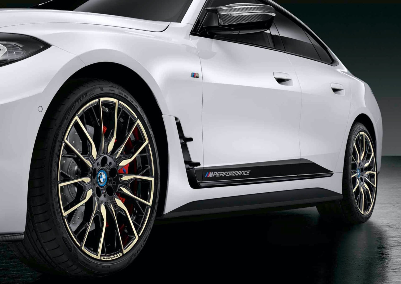Комплект боковых полос Frozen Black M Performance для BMW 4-серии Gran Coupe G26 и i4 G26, левый и правый, оригинал — фото 1