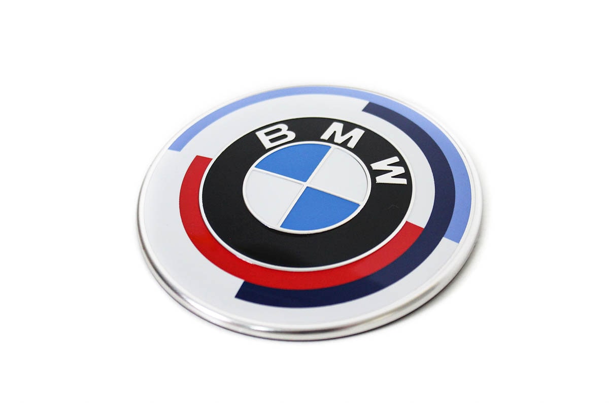 Эмблема 50 лет M диаметром 82 мм для крышки багажника BMW X2 F39 и X4 G02/F98, оригинал — фото 1