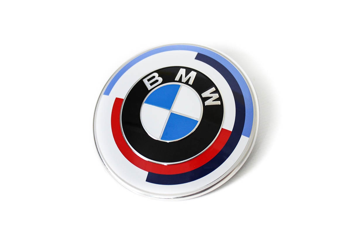 Эмблема 50 лет M диаметром 82 мм для капота BMW, оригинал — фото 1