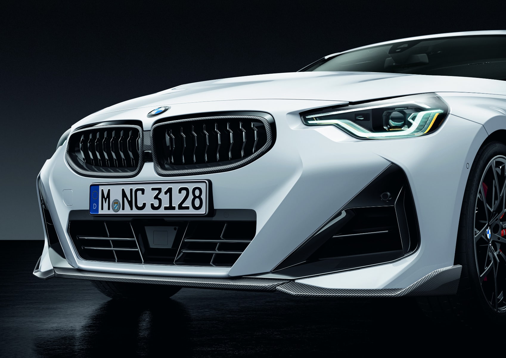 Накладка переднего бампера M Performance карбоновая, левая, для BMW 2-й серии G42, оригинал — фото 1