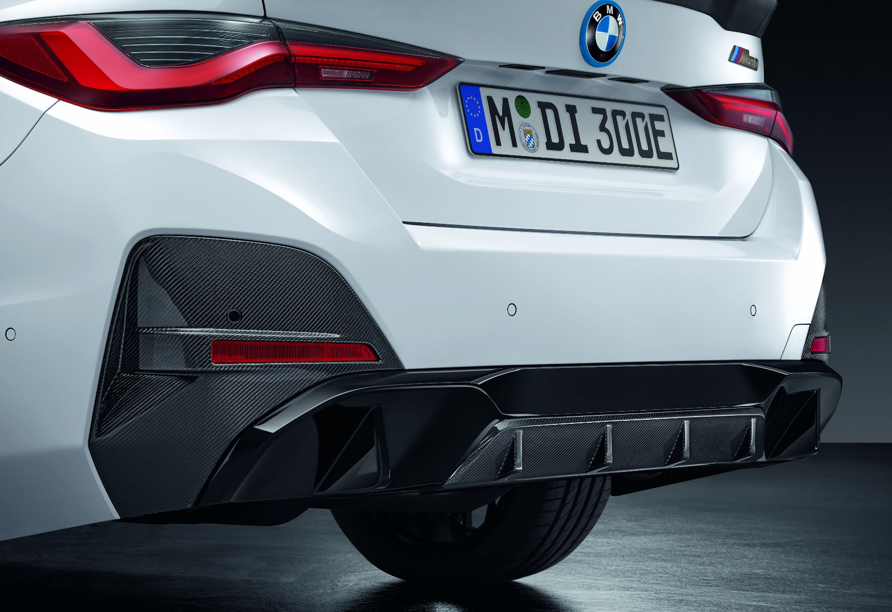 Накладка заднего бампера M Performance PUR, чёрный глянец, для BMW i4 G26, оригинал — фото 1