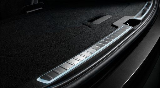 Защитная накладка проема багажного отсека Volvo XC60 2017-, с подсветкой, оригинал — фото 1