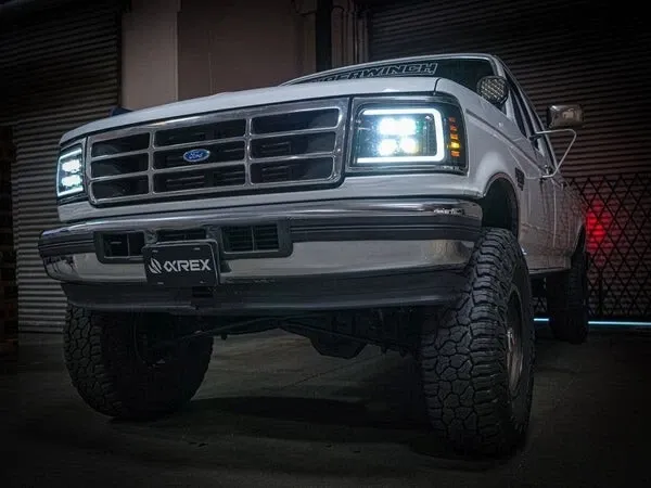 Фары проекторные светодиодные Black Nova для Ford F-150/250/350 Bronco 1992–1996, AlphaRex — фото 1