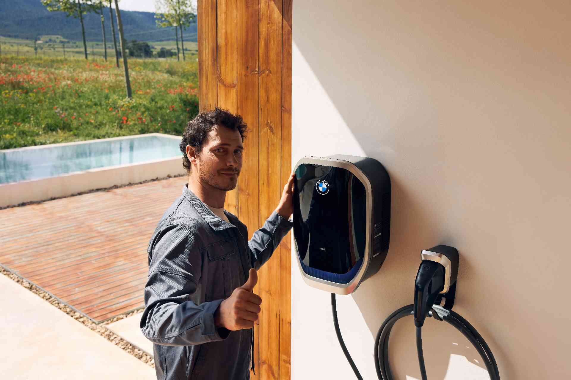 Настенная зарядная станция Wallbox Professional 11 кВт с V2H/V2G, оригинал — фото 2