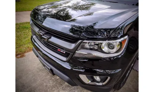 Защитный дефлектор капота AVS Aeroskin защита для Chevrolet Colorado 2015-22 годов выпуска — фото 1