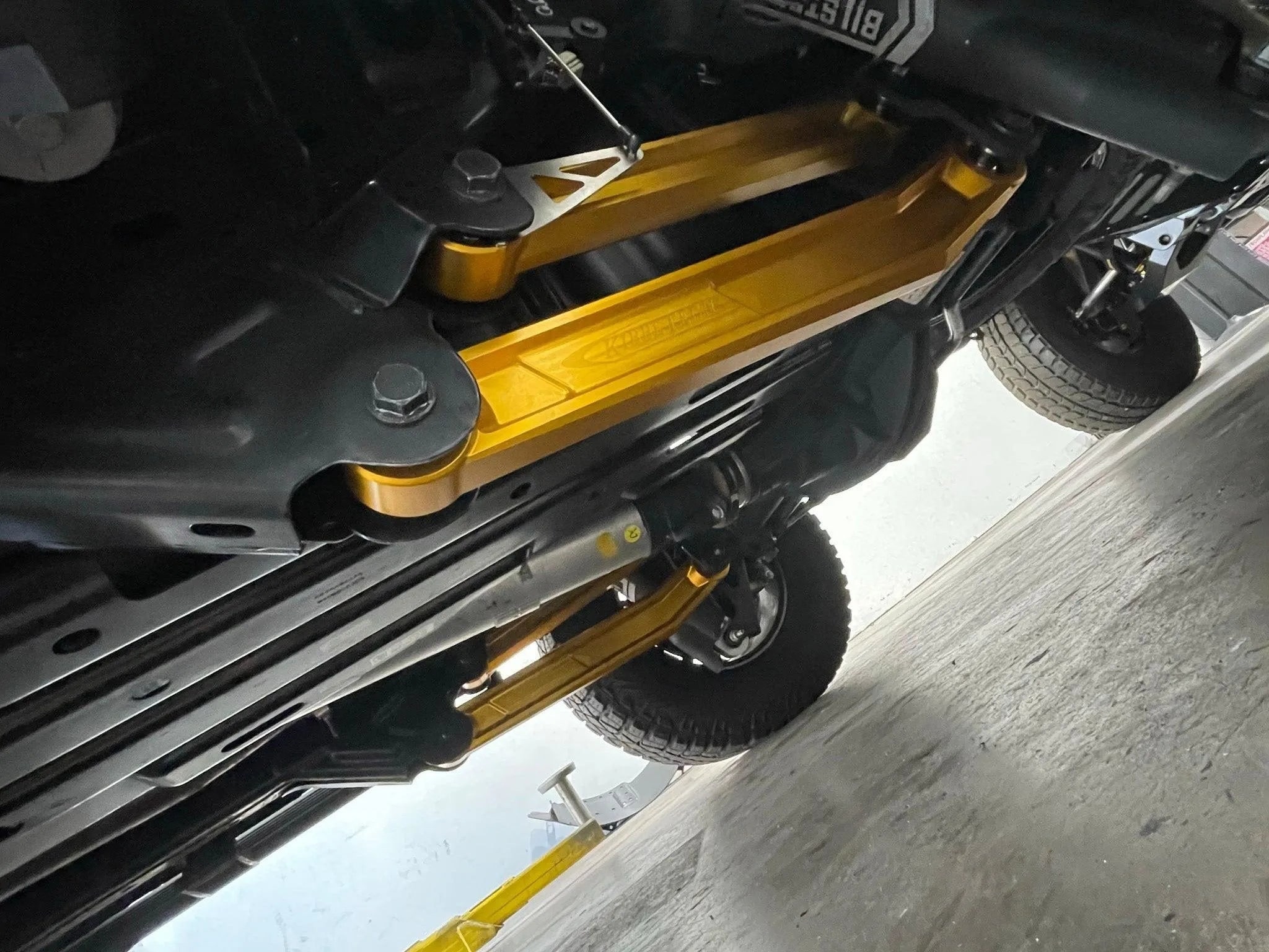 Комплект алюминиевых задних рычагов и тяги Панара для RAM 1500 TRX / RHO, золотистое исполнение, Kibbetech — фото 3