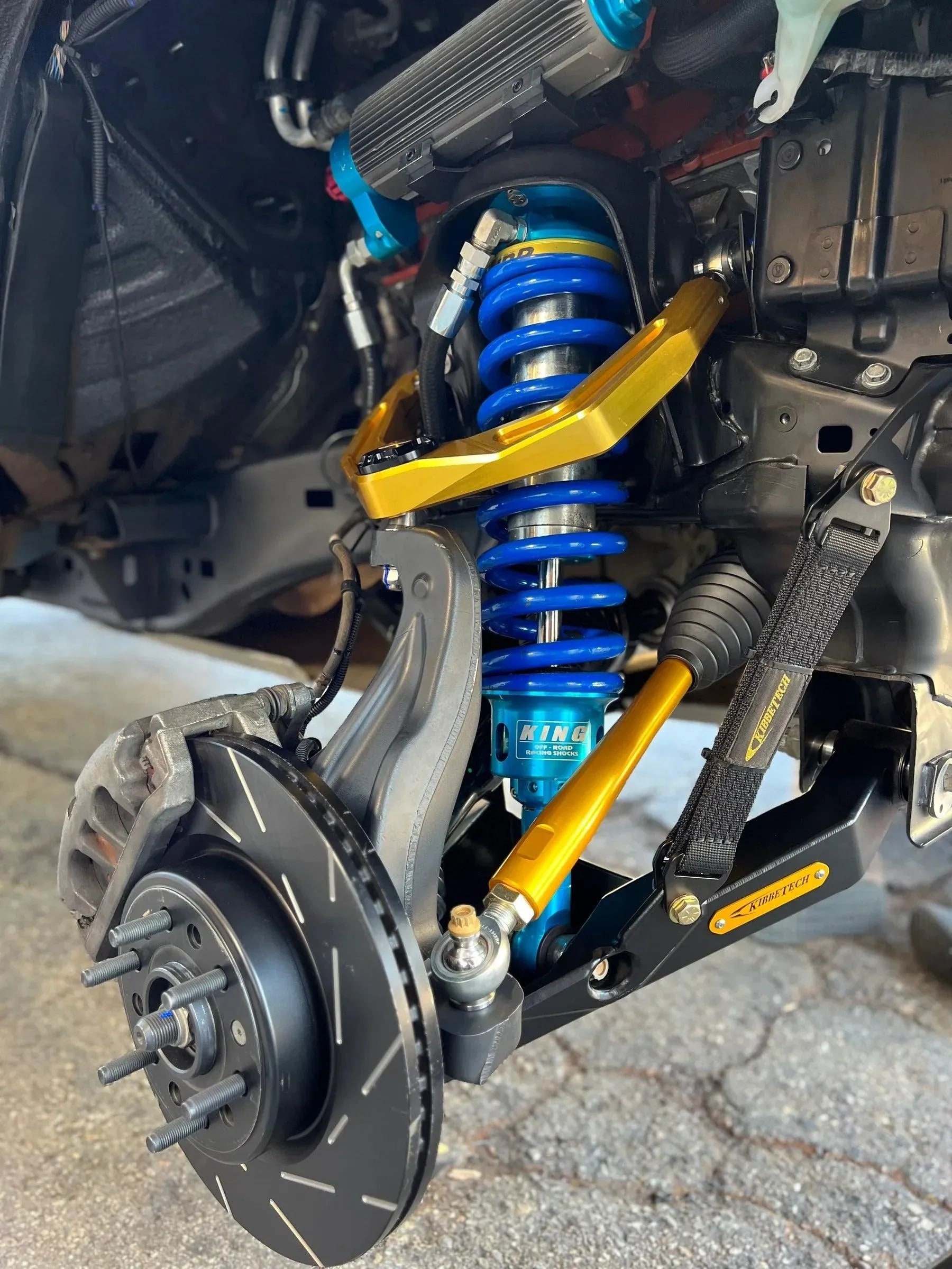 Усиленные нижние передние рычаги для RAM 1500 TRX / RHO, чёрные рычаги; цвет шильдика: золотистый, Kibbetech — фото 3