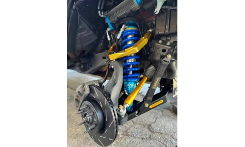 Усиленные нижние передние рычаги для RAM 1500 TRX / RHO, чёрные рычаги; цвет шильдика: золотистый, Kibbetech — фото 3