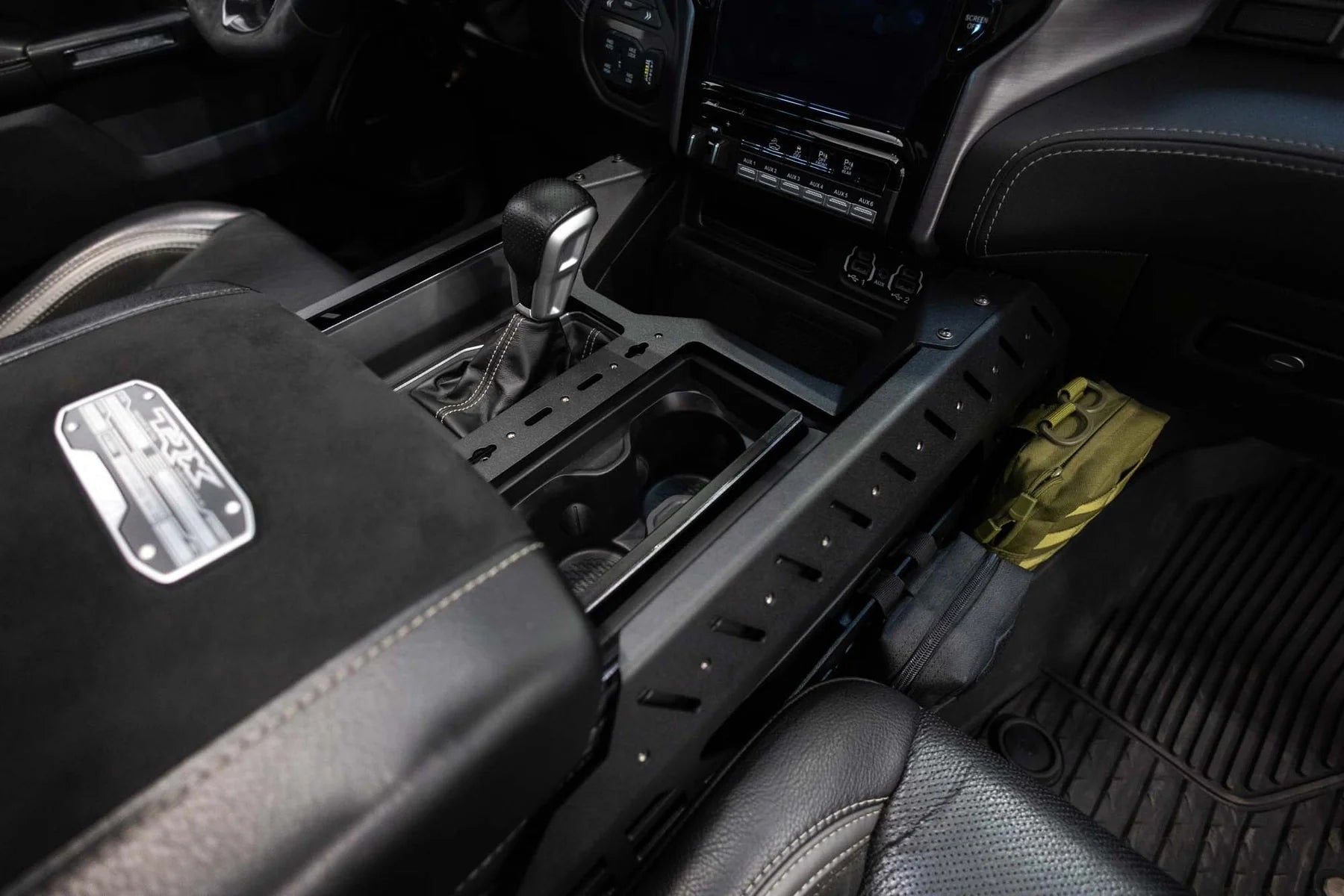 Панели MOLLE центральной консоли с мостиком для устройств, Dodge RAM 1500 TRX и RHO, Addictive Desert Designs — фото 3