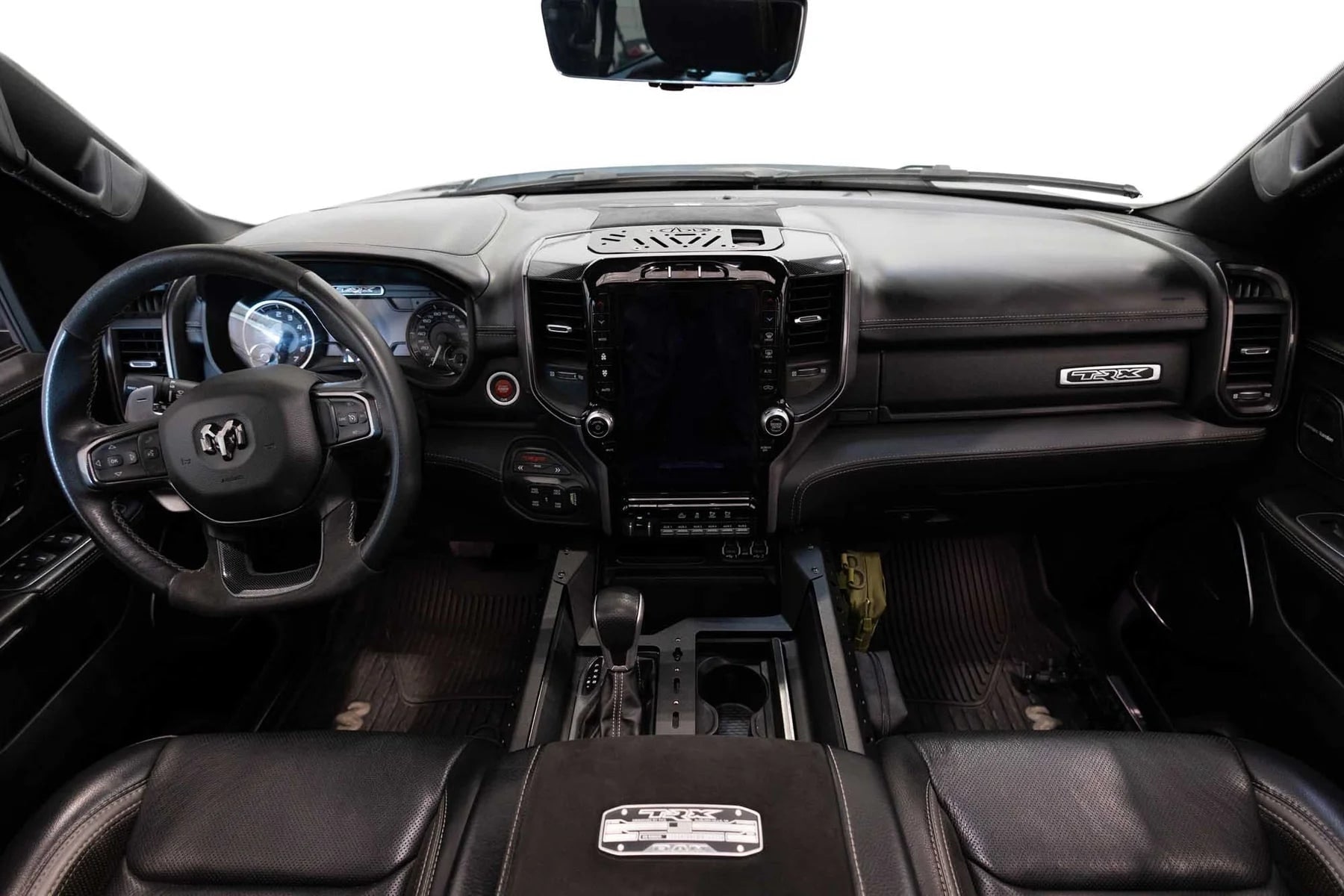 Панели MOLLE центральной консоли с мостиком для устройств, Dodge RAM 1500 TRX и RHO, Addictive Desert Designs — фото 4